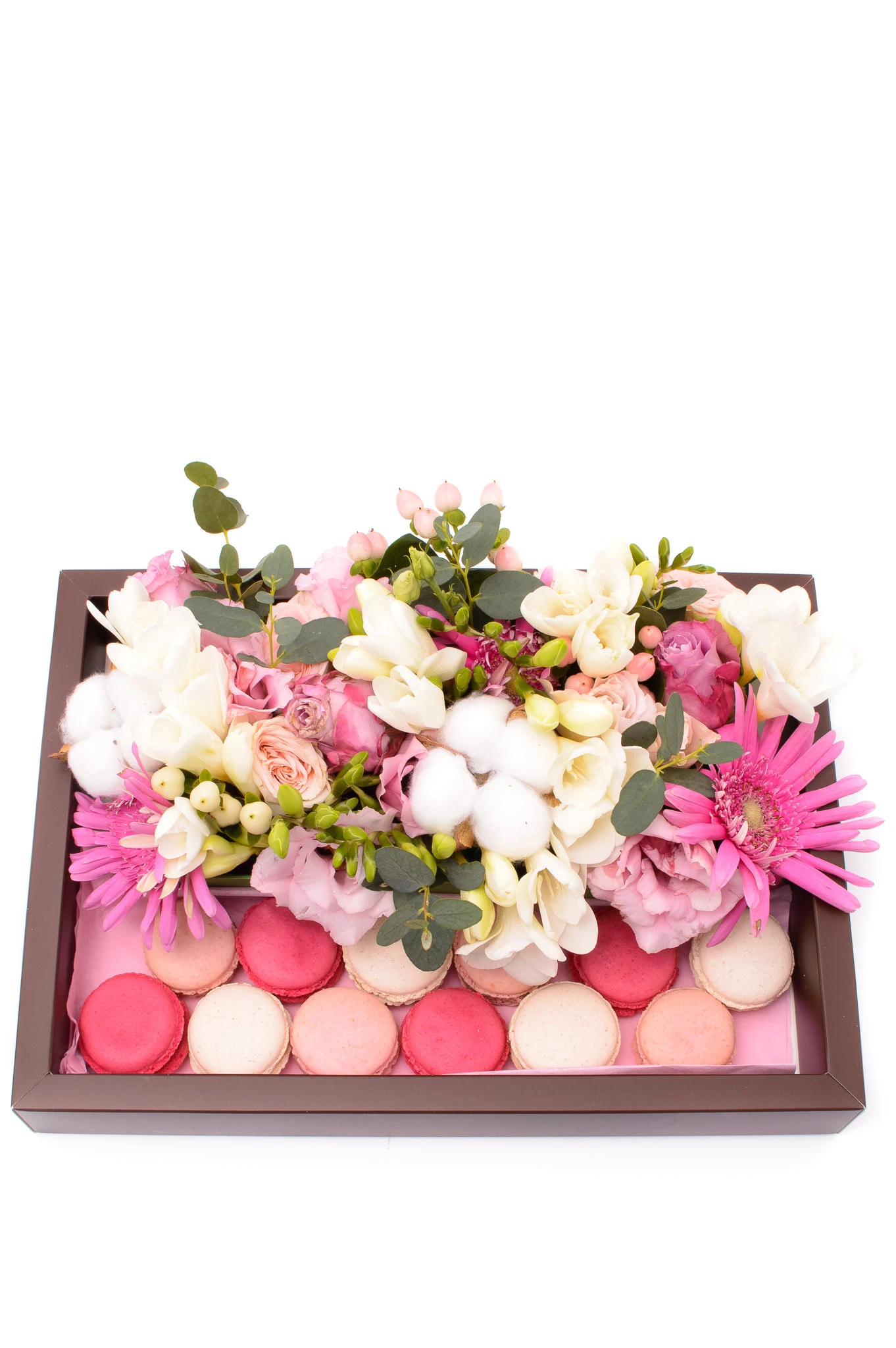 Cutie cu flori si macarons 1