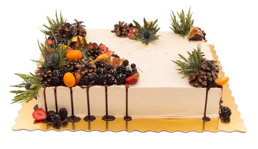 Tort in Crema de unt cu decor din fructe